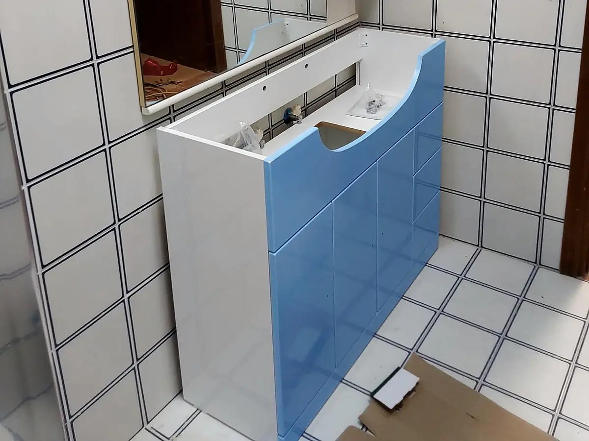 Doccia rivestita in ceramica dopo il rifacimento del bagno
