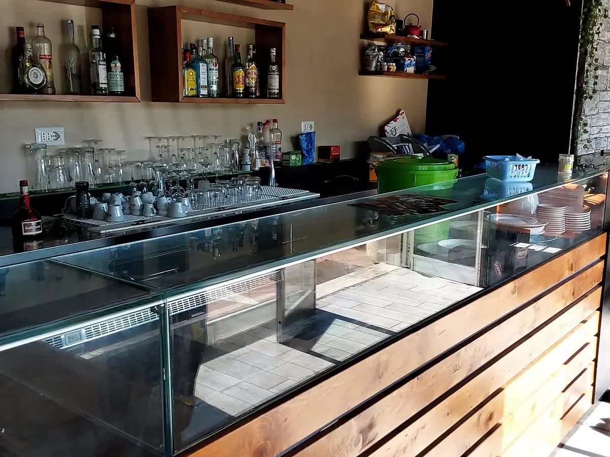 Bancone di un bar completato dopo i lavori