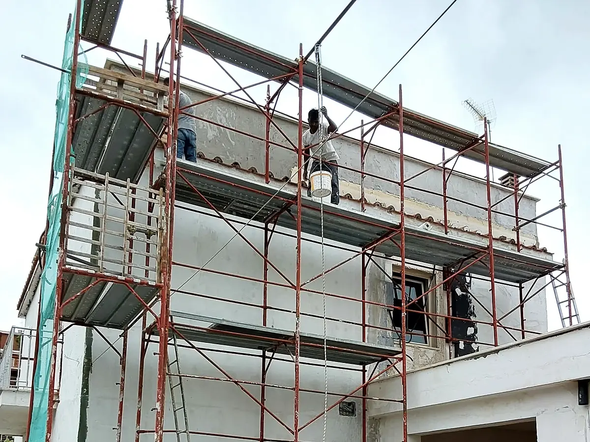 Ponteggio montato sulla facciata di un edificio in ristrutturazione