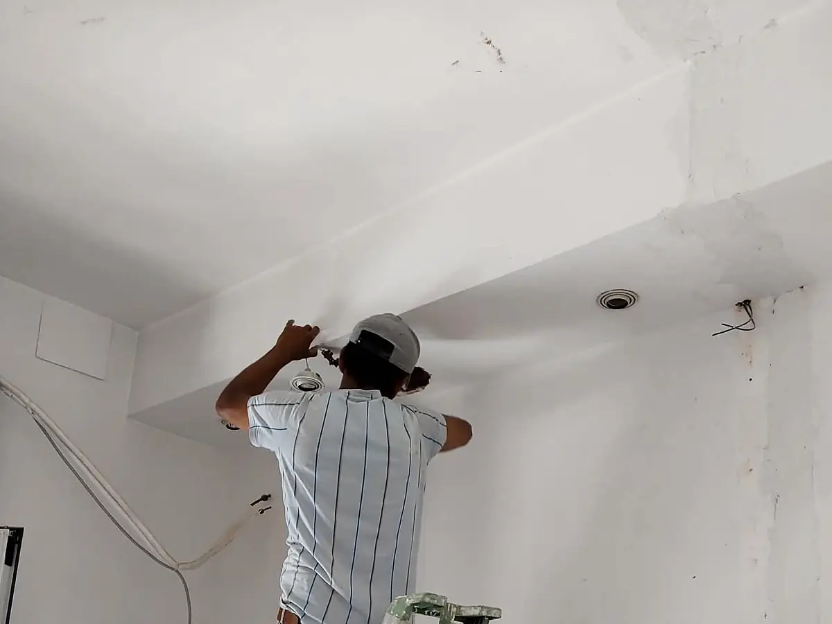 Operaio durante la finitura del soffitto