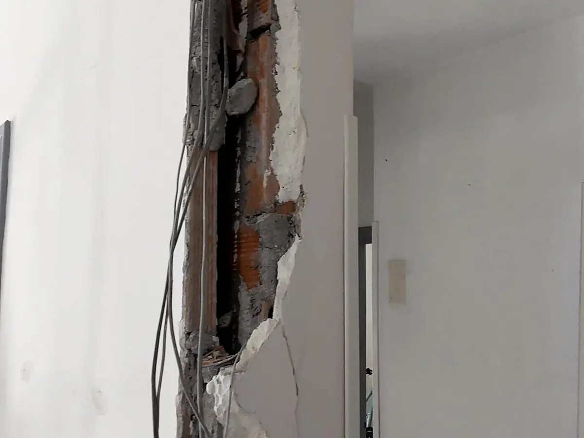 Nuove tubazioni idrauliche sotto traccia in un muro