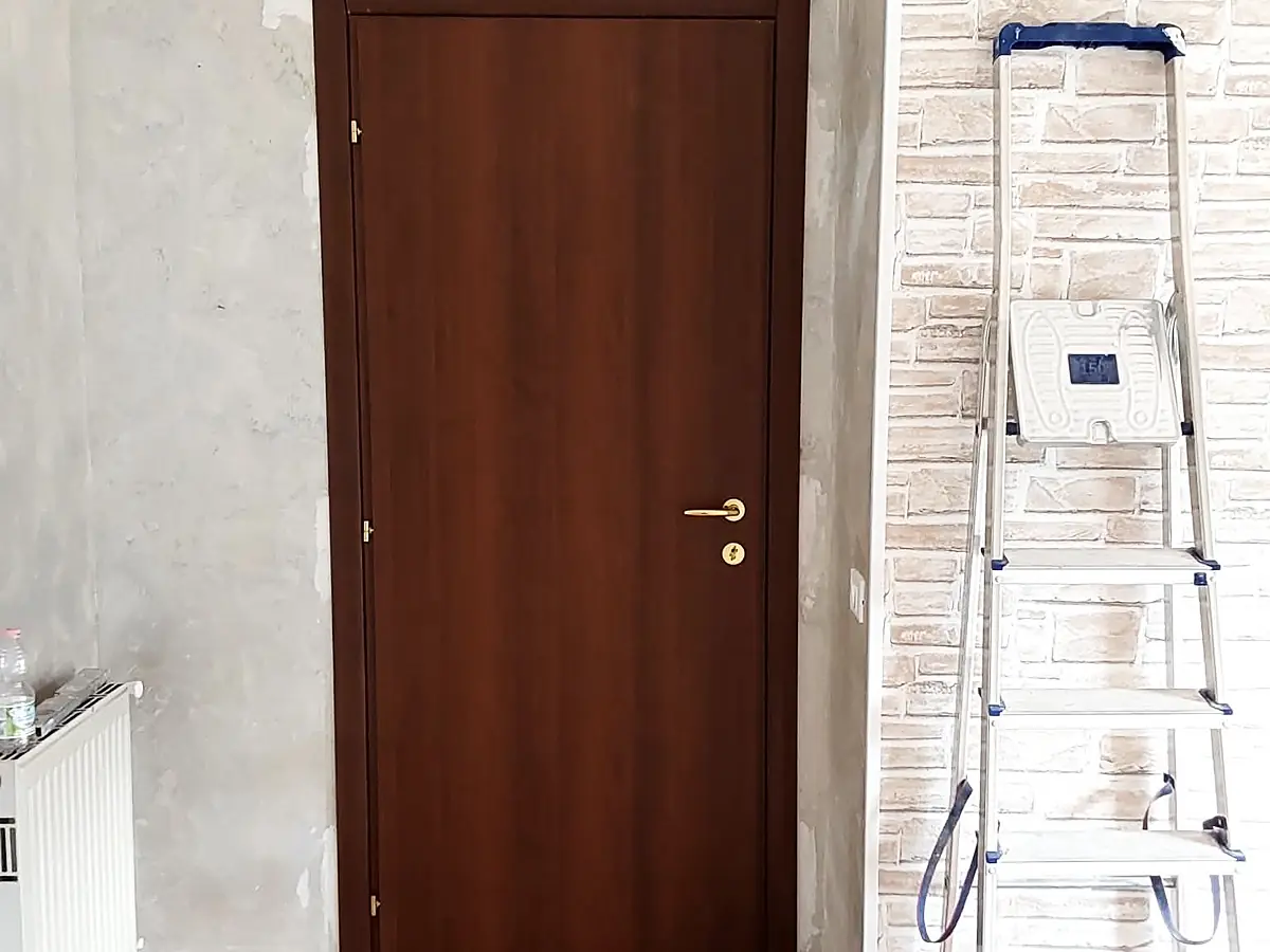 Appartamento ristrutturato con nuova porta interna e pareti rifinite