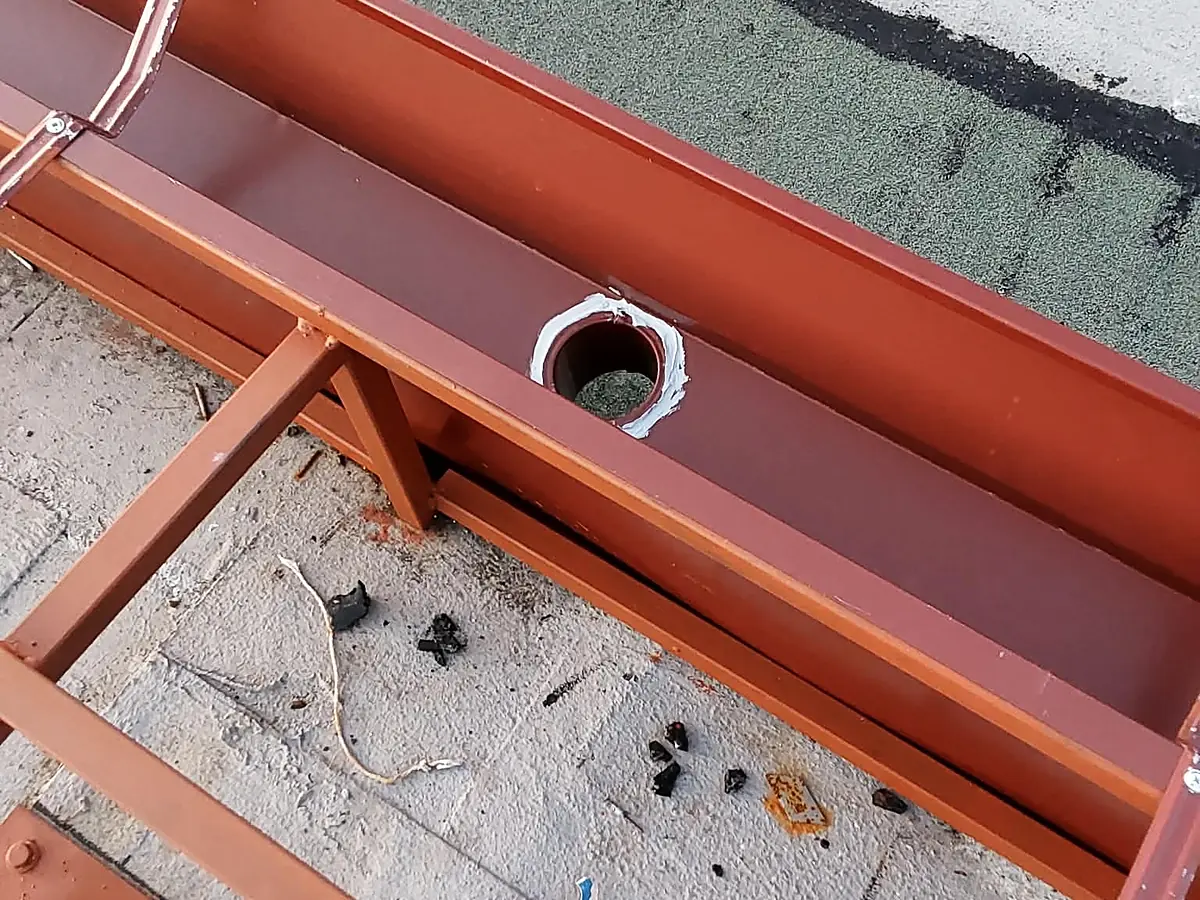 Struttura portante in acciaio installata durante i lavori di copertura