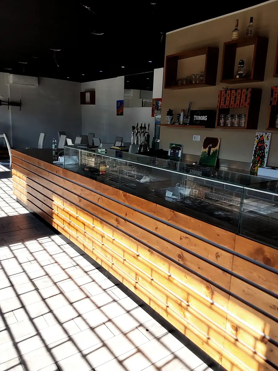 Bancone bar in costruzione dentro un locale commerciale