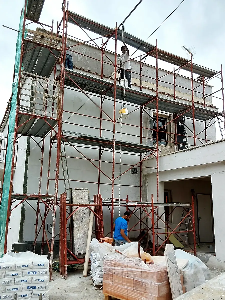 Facciata di un edificio con ponteggio montato per il ripristino